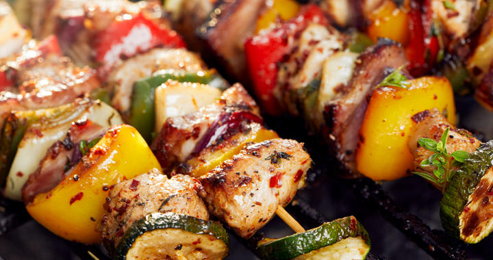 chicken and veggie kabobs on the grill _ healthy grilling guide